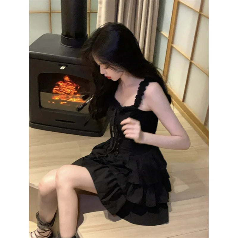 🖤✨ Vestido Negro Corto Estilo Francés de Verano – Diseño Elegante con Volantes y Tirantes Finos ✨🖤