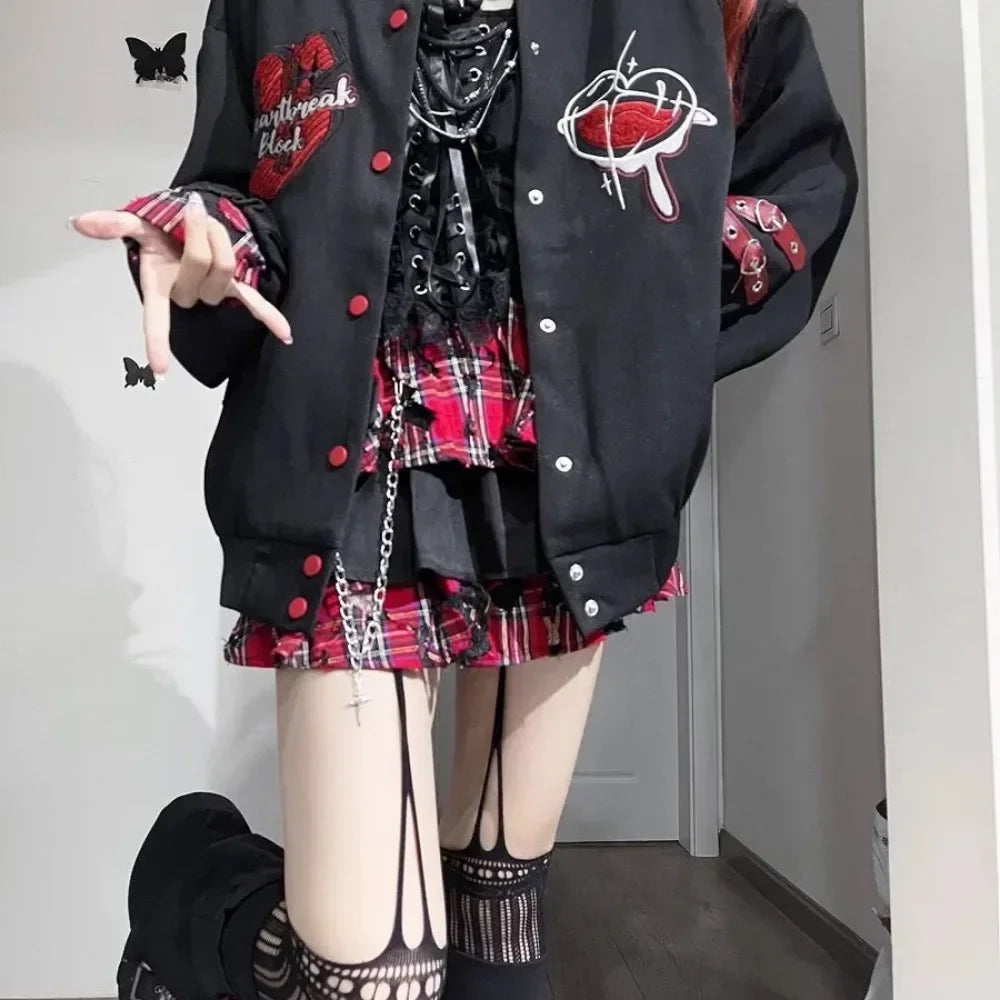 🖤🔥 Falda Mini Irregular Gótica Kpop Dance Rock Y2K – Estilo Hot Girl, Estampado a Cuadros Rojos, Volantes y Capas 🎀🎸