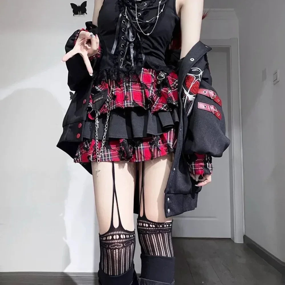 🖤🔥 Falda Mini Irregular Gótica Kpop Dance Rock Y2K – Estilo Hot Girl, Estampado a Cuadros Rojos, Volantes y Capas 🎀🎸