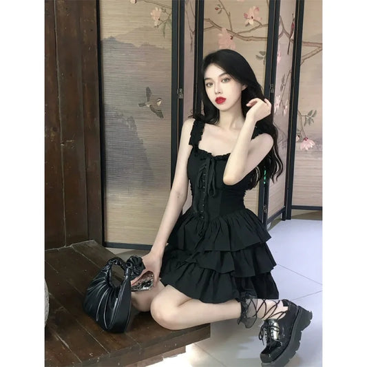 🖤✨ Vestido Negro Corto Estilo Francés de Verano – Diseño Elegante con Volantes y Tirantes Finos ✨🖤